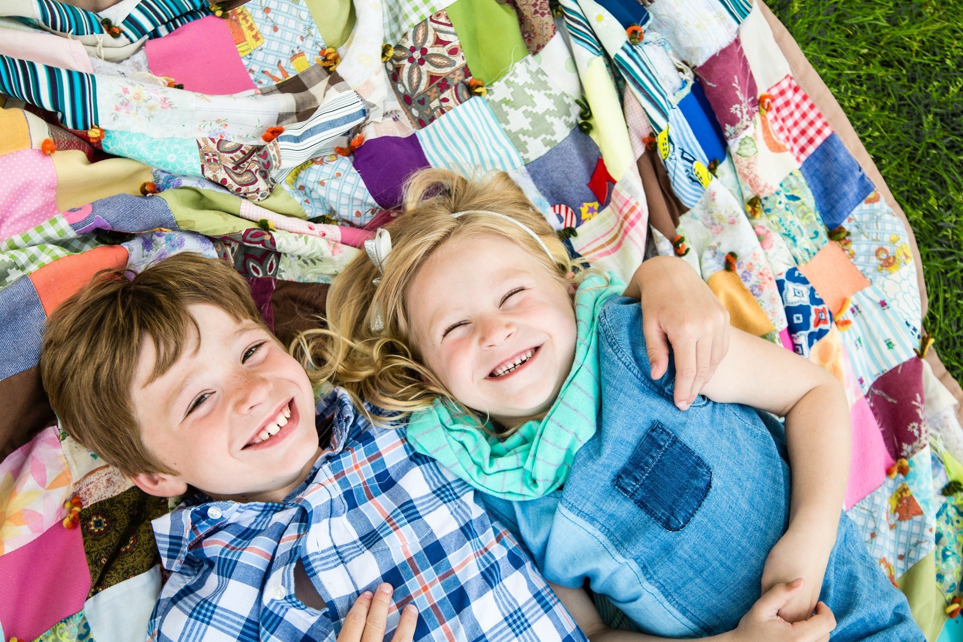 Kids laughing on quilt mini session Grand Rapids Michigan